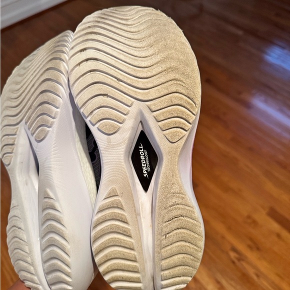 SAUCONY WOMENS KINVARA PRO RUNNING SHOES, SIZE 10, NAVY BLUE/PURPLE (WELL WORN) - Picture 4 of 4